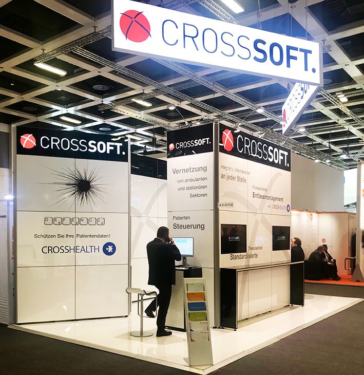 Crosssoft Messestand mit neuen hinterleuchteten Logos