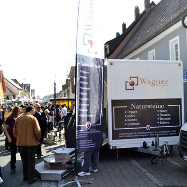 Design für Messeanhänger und Messestand, Fahnen