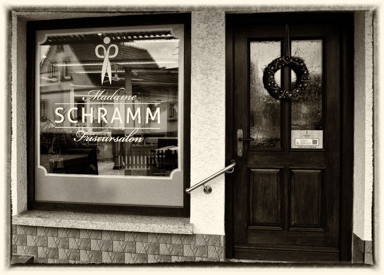 Schaufenster im neuen Corporate Design von Friseursalon Madame Schramm